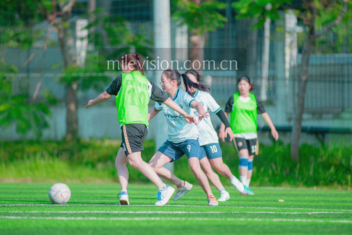 角球数更新公告区域筛选界面，冰蓝标签和滚动条幅排布在深草绿面板上